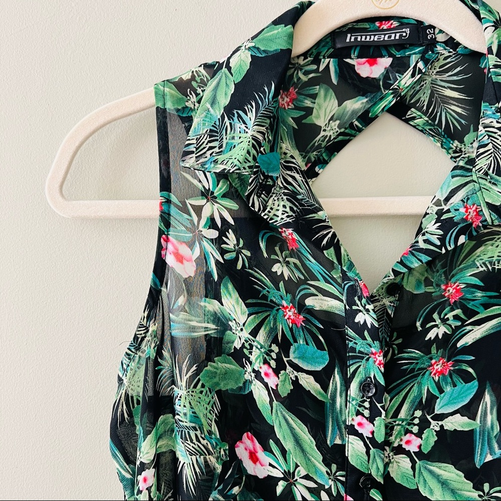 🇿🇦 South African cut out button down collared tank top
Tropical jungle print